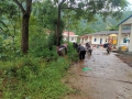 Giáo viên Trường MN Tân Lập kết hợp với phụ huynh lao động tại 2 điểm trường Khá Hạ, Nậm Siệu.